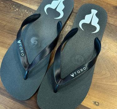 Chinelo Toro Logo preto