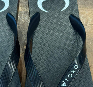 Chinelo Toro Logo preto